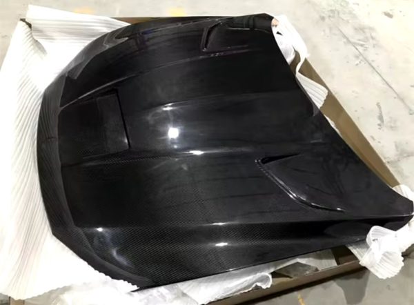 Carbon fiber car hood body kit for Maserati Levante - Image 3