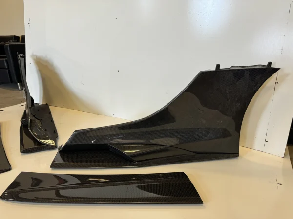 675LT Front Fascia/Carbon Splitter, and carbon side shirts - Image 2