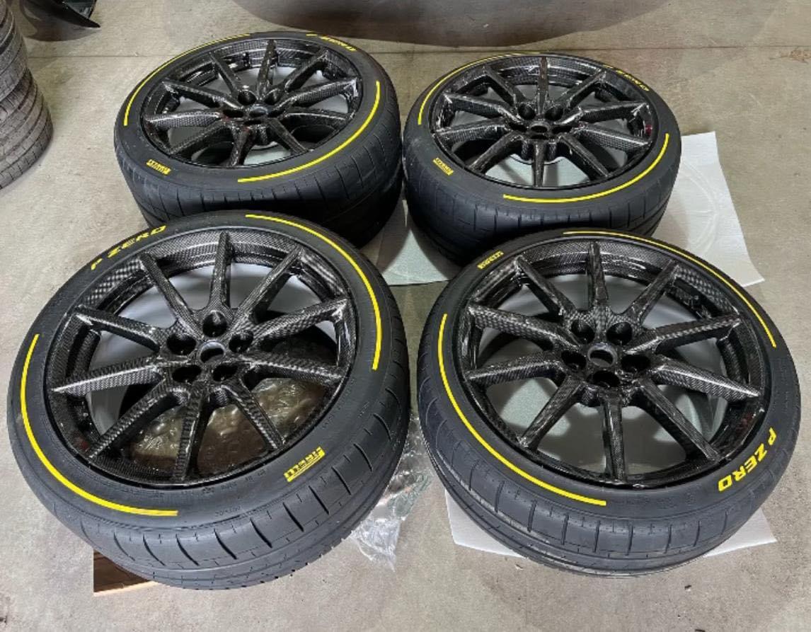 Ferrari 812 Competizione a set of Carbon wheels with Tire, OEM