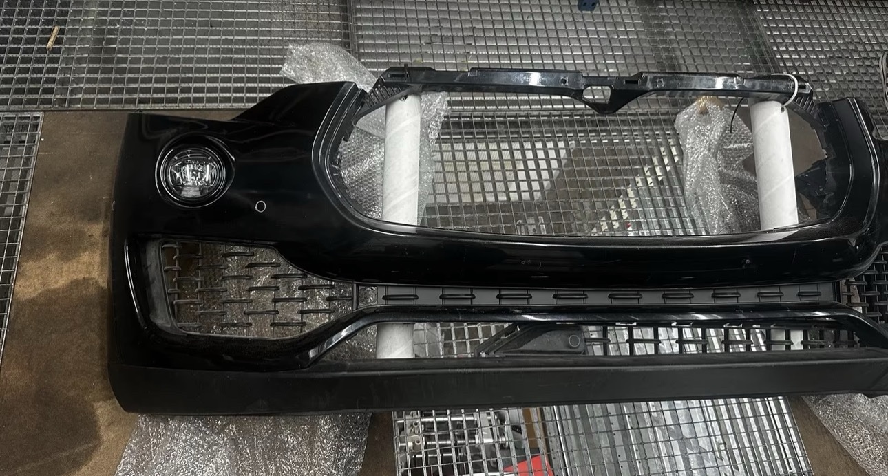 MASERATI LEVANTE GRANLUSSO FRONT BUMPER WITH GRILLE - Image 3