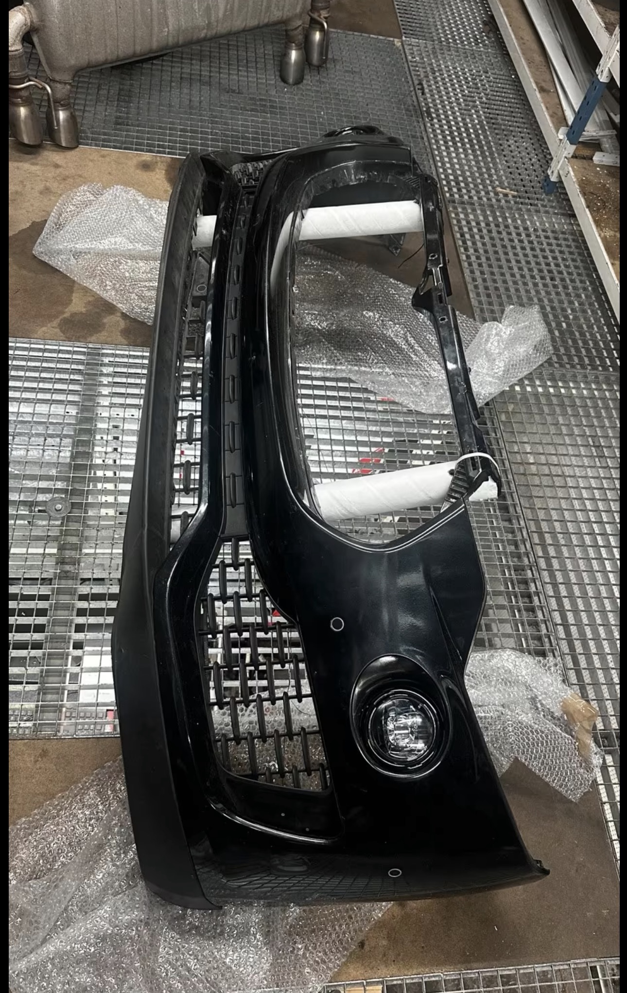 MASERATI LEVANTE GRANLUSSO FRONT BUMPER WITH GRILLE - Image 2