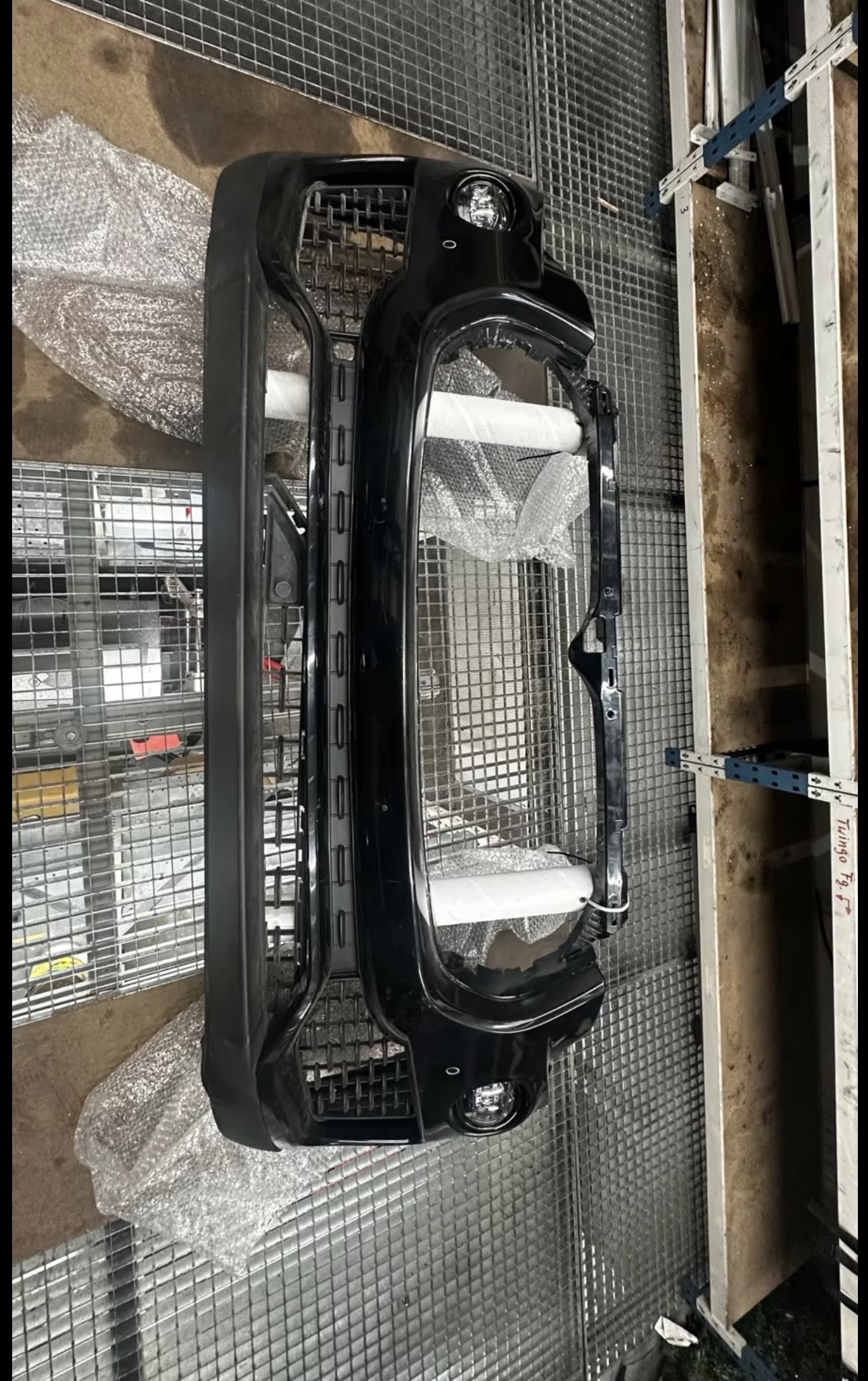 MASERATI LEVANTE GRANLUSSO FRONT BUMPER WITH GRILLE - Image 4