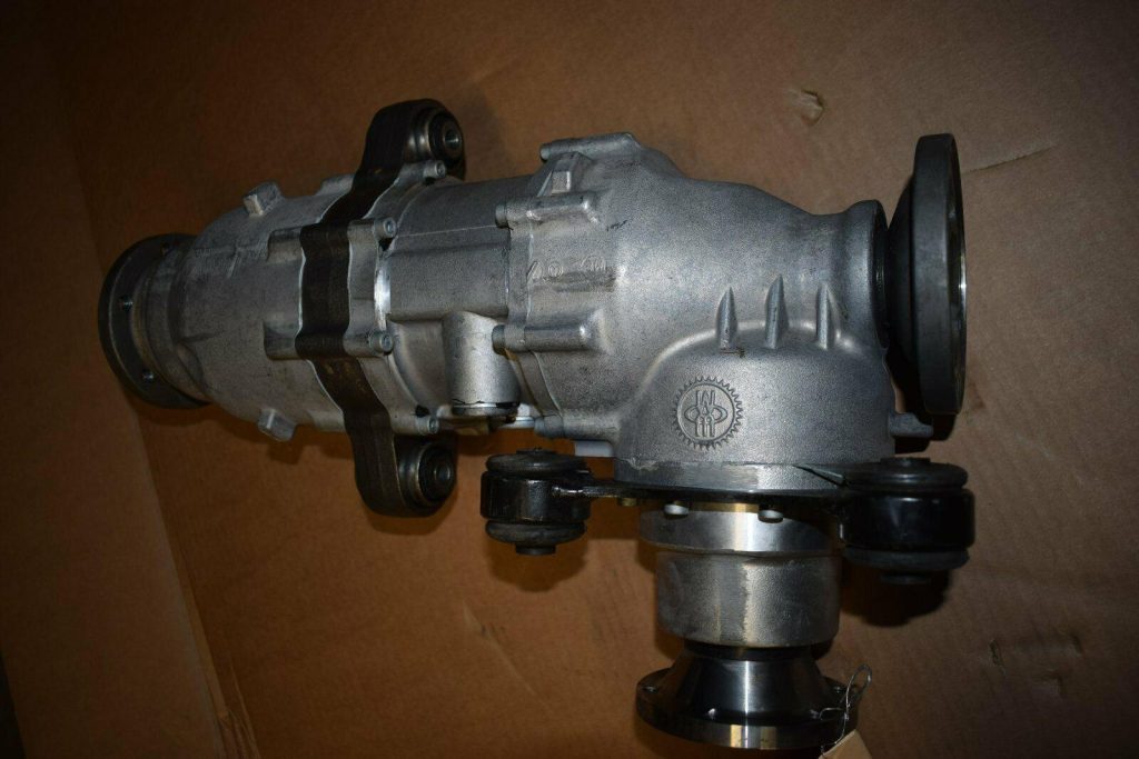 Mercedes-Benz front axle transfer case - Image 6