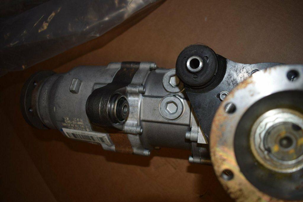 Mercedes-Benz front axle transfer case - Image 7