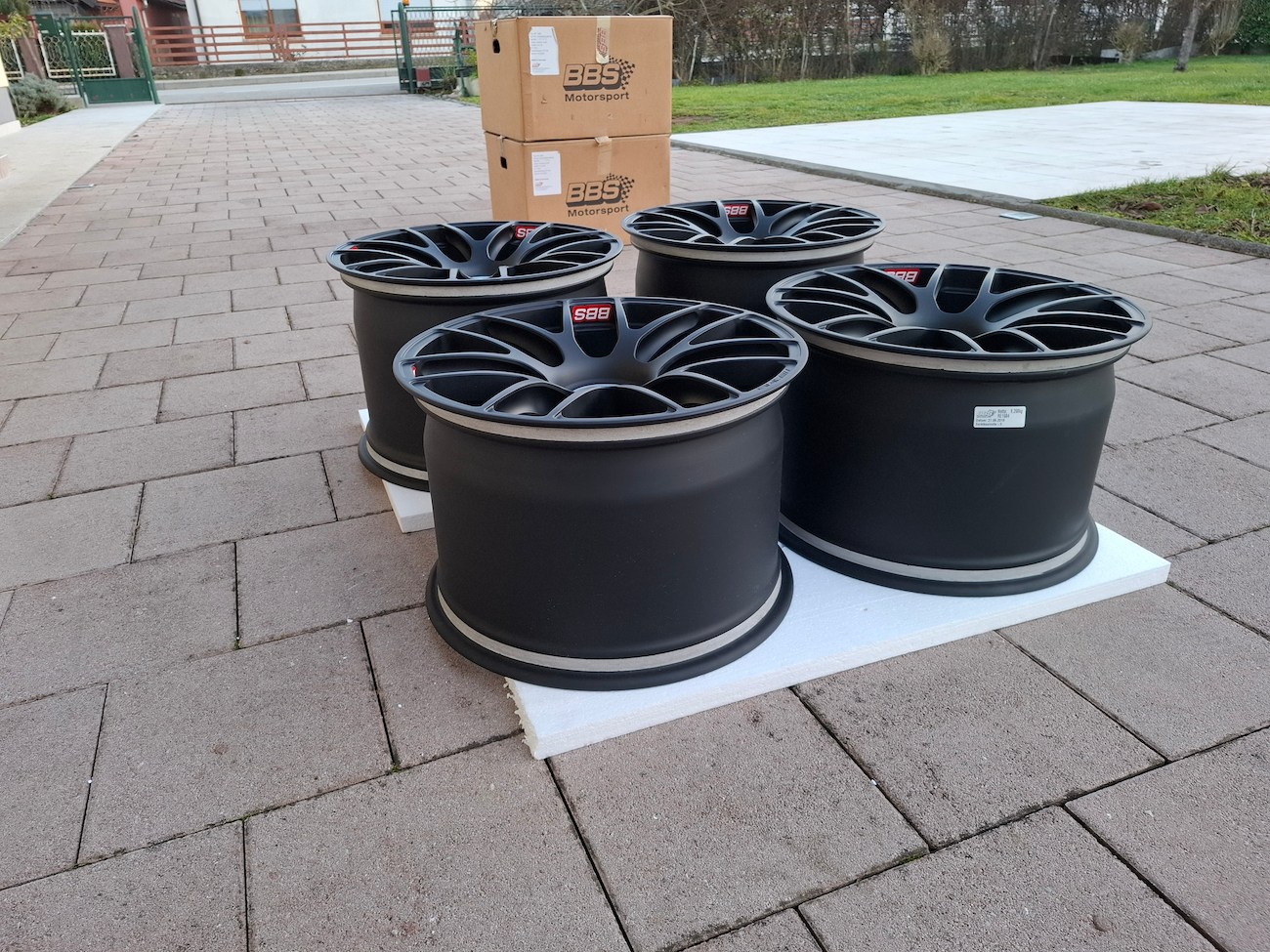 NOS Forged Magnesium 18" Mercedes-AMG GT3 Wheels - Image 9