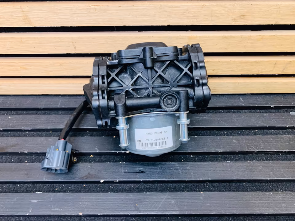 Aston Martin DB11 pump HY532C506AA