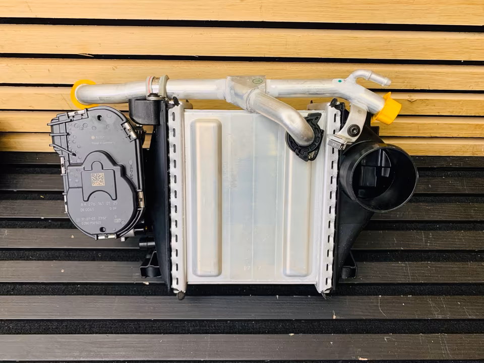 Aston Martin DB11 Radiator JY536A642AB - Image 2