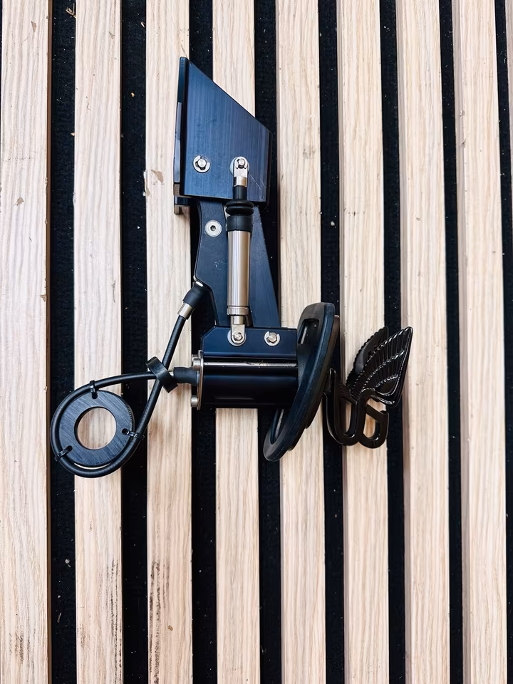 Bentley Mulsanne Logo Emblem Bonnet 3Y0853617 - Image 3