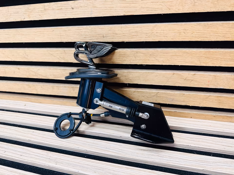 Bentley Mulsanne Logo Emblem Bonnet 3Y0853617 - Image 6