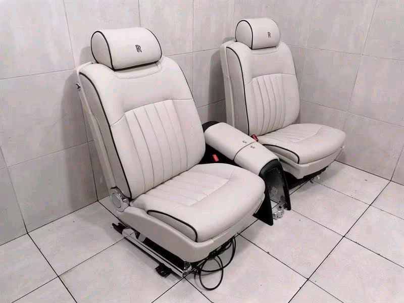 ROLLS ROYCE PHANTOM FRONT SEATS WITH TV / - Image 13