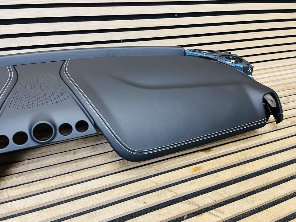 Aston Martin DBX leather dashboard - Image 3