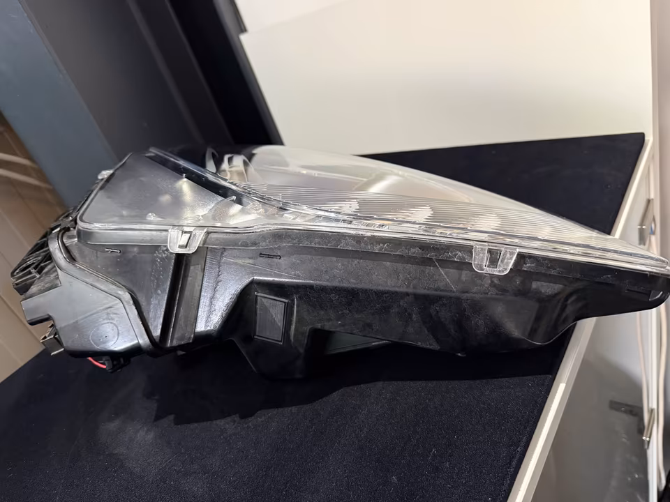 Aston Martin Vantage, 2011 model, left headlight - Image 4