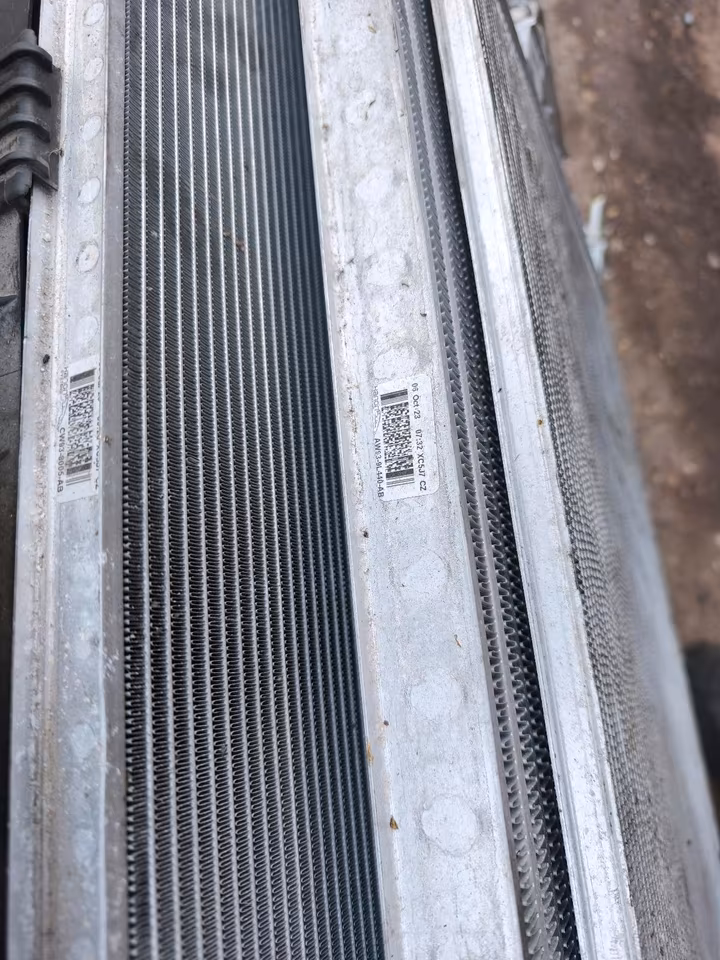 Jaguar XJ X351 pre-facelift water cooler radiator - Image 5