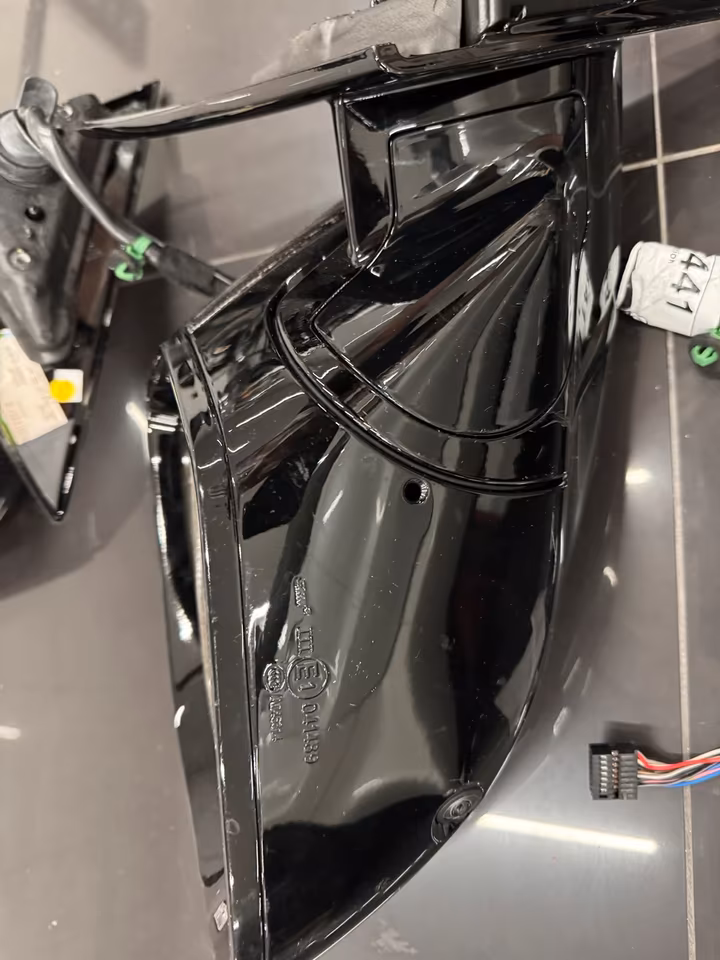 OEM LAMBORGHINI URUS CARBON FIBER MIRROR SET LIKE NEW - Image 4