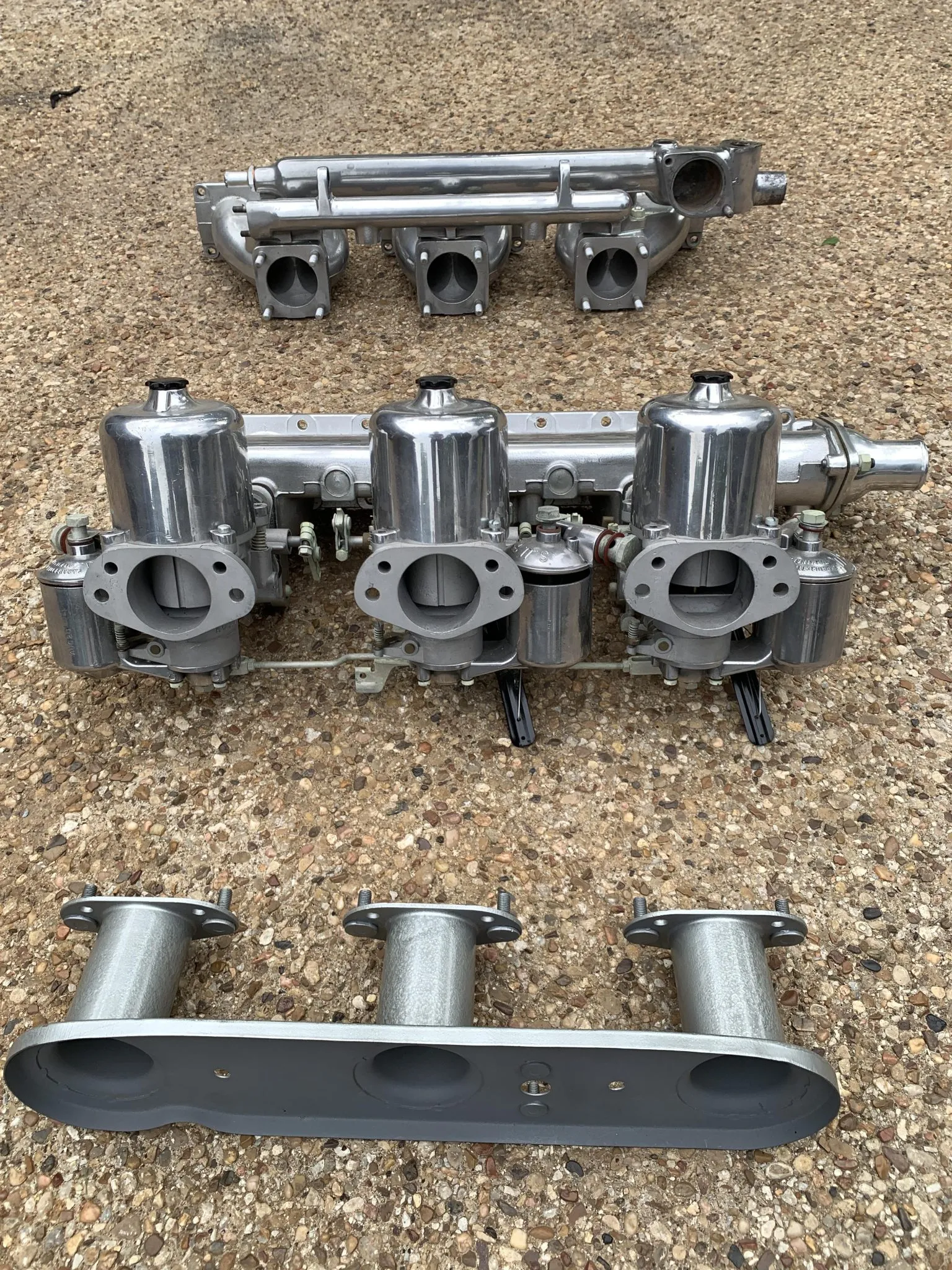 Three S.U. Carburetors and Intake Manifolds for Jaguar590 - Image 16