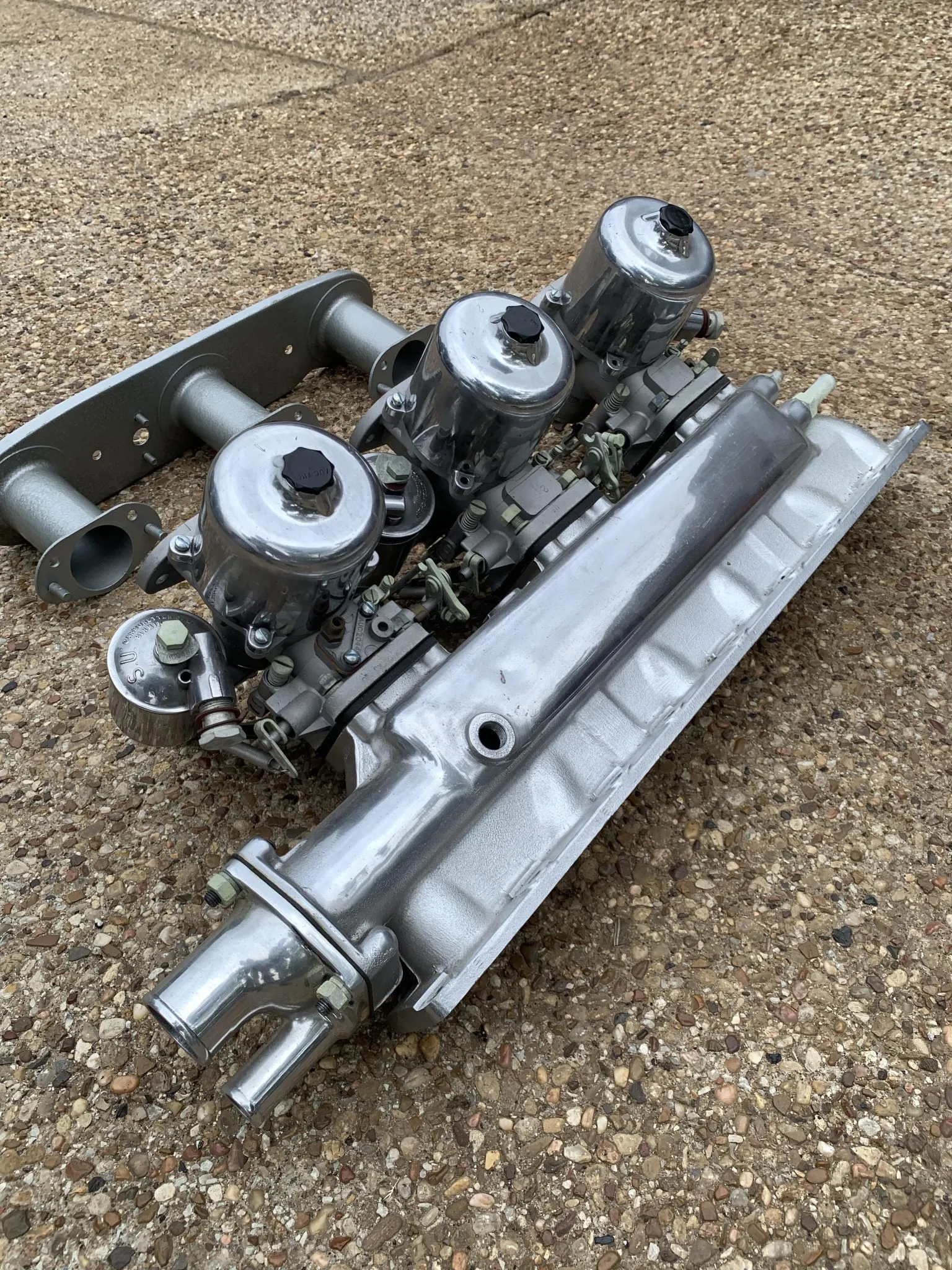 Three S.U. Carburetors and Intake Manifolds for Jaguar590 - Image 18