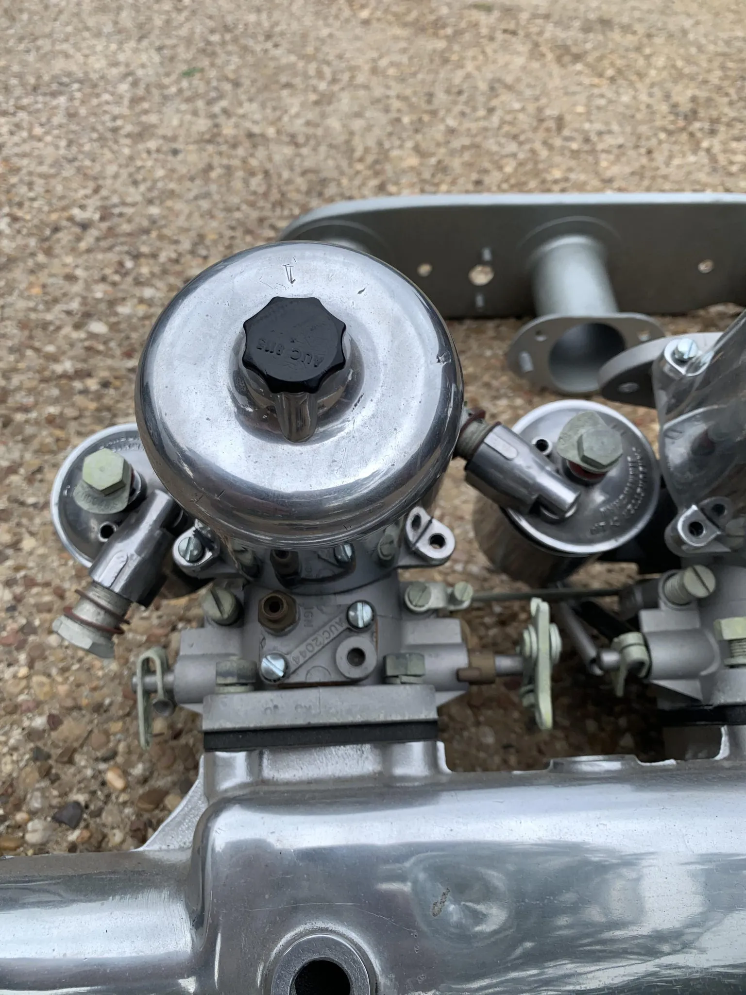Three S.U. Carburetors and Intake Manifolds for Jaguar590 - Image 8