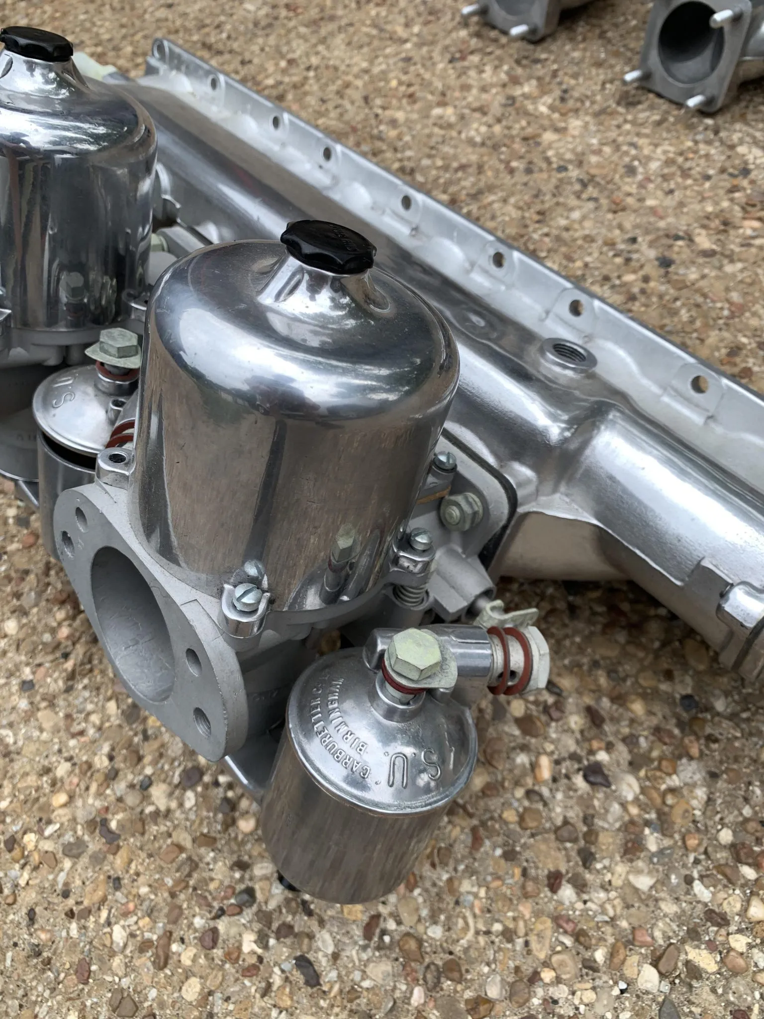 Three S.U. Carburetors and Intake Manifolds for Jaguar590 - Image 9