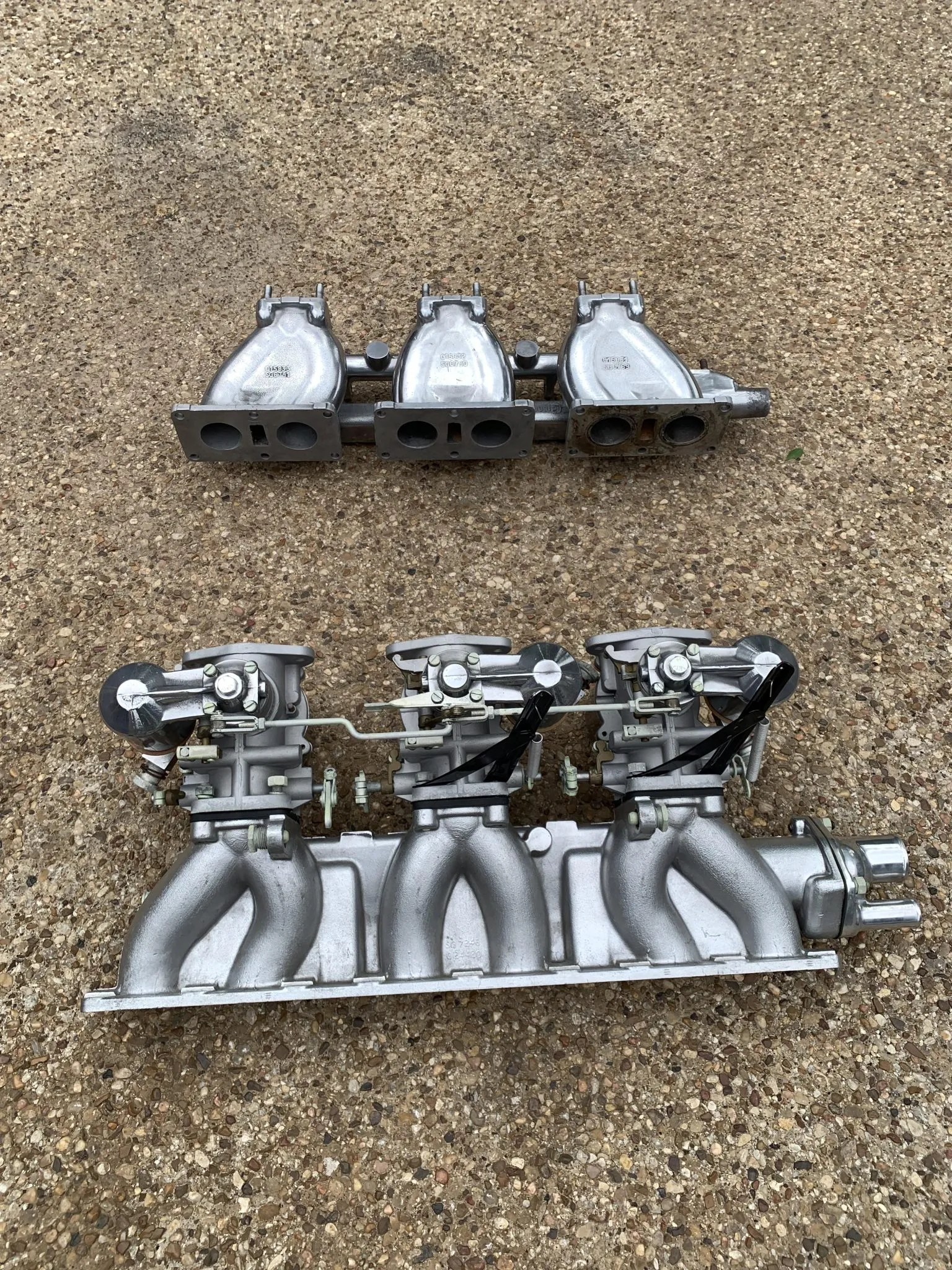 Three S.U. Carburetors and Intake Manifolds for Jaguar590