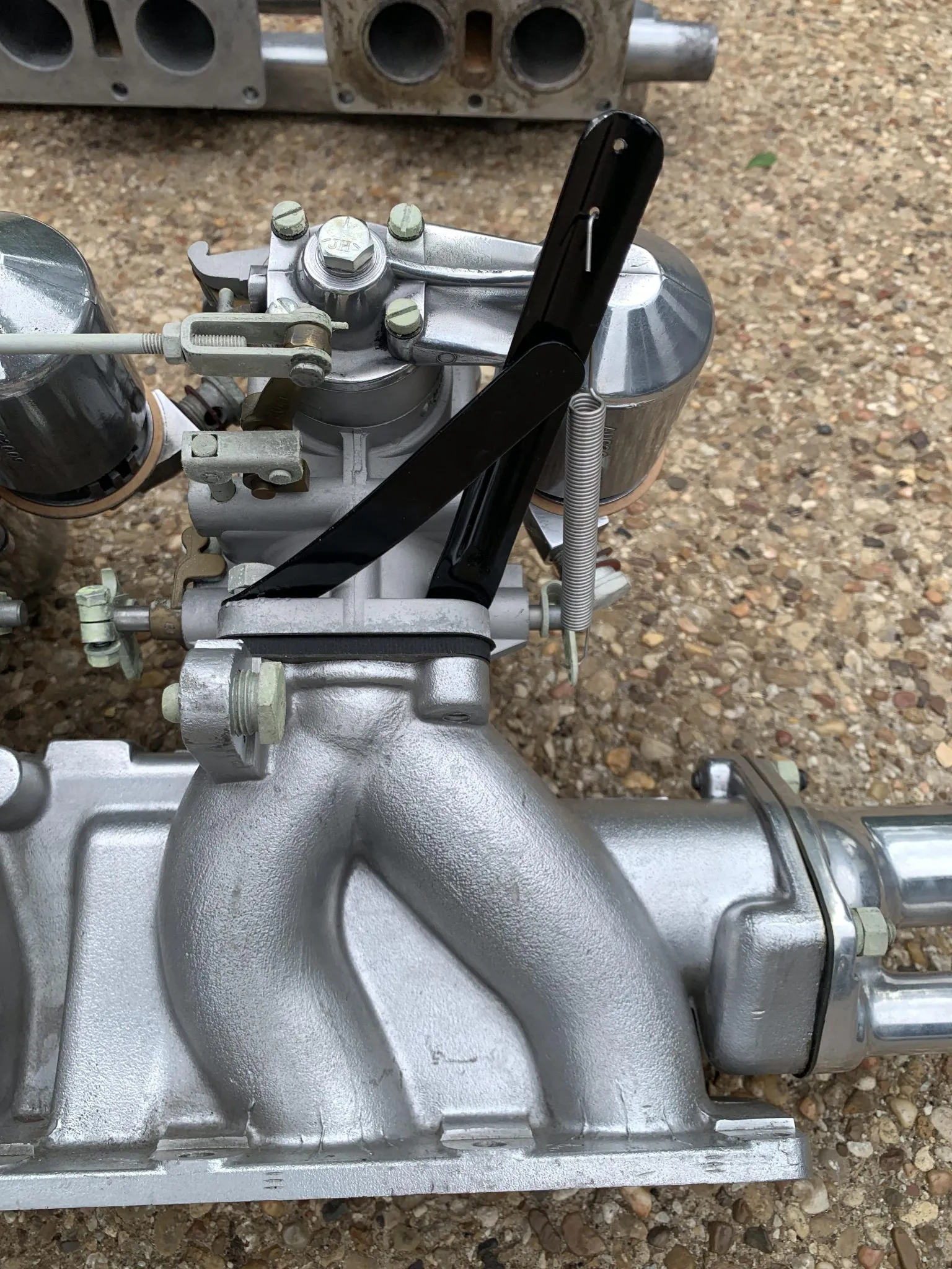 Three S.U. Carburetors and Intake Manifolds for Jaguar590 - Image 3