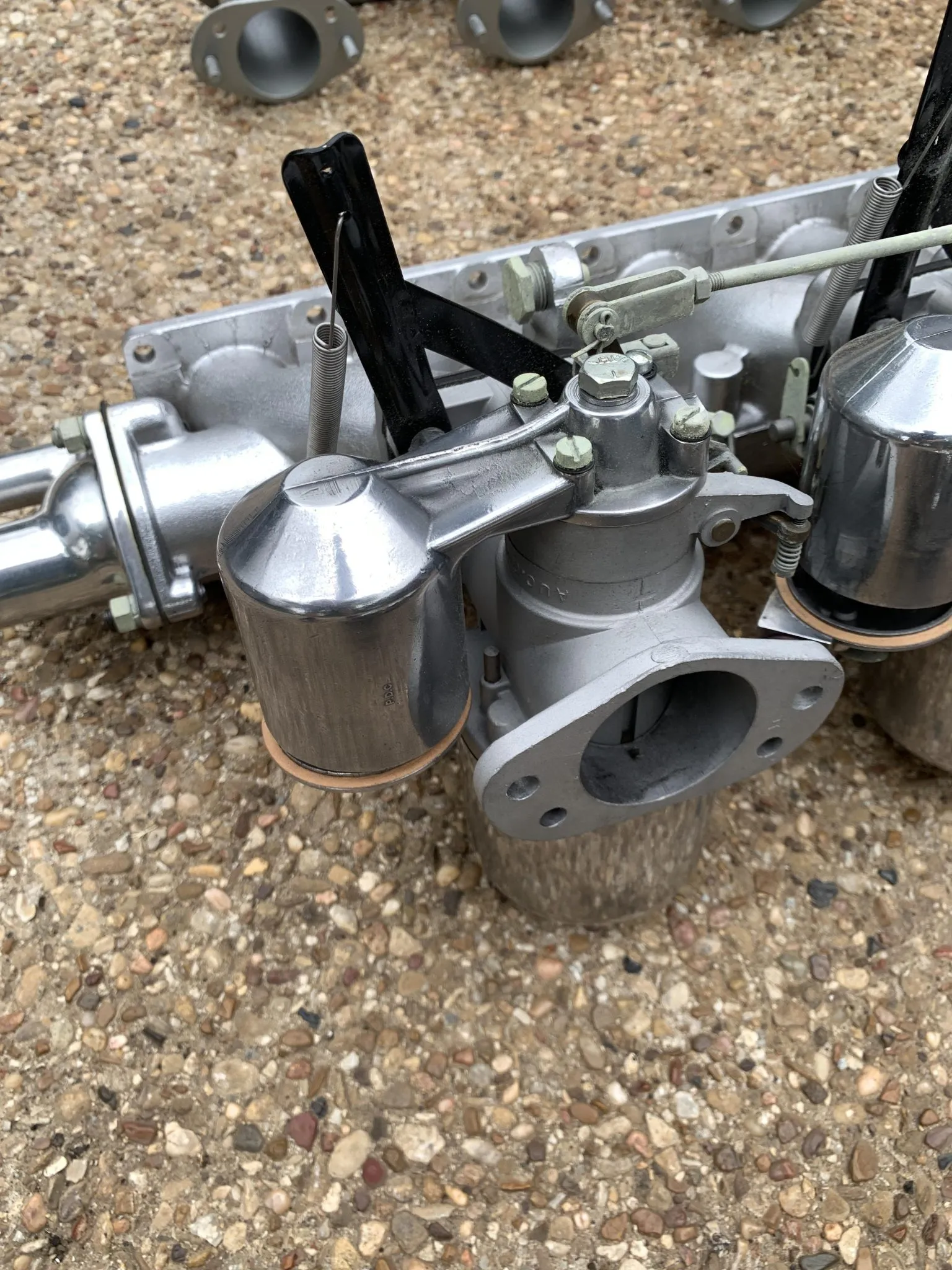 Three S.U. Carburetors and Intake Manifolds for Jaguar590 - Image 14