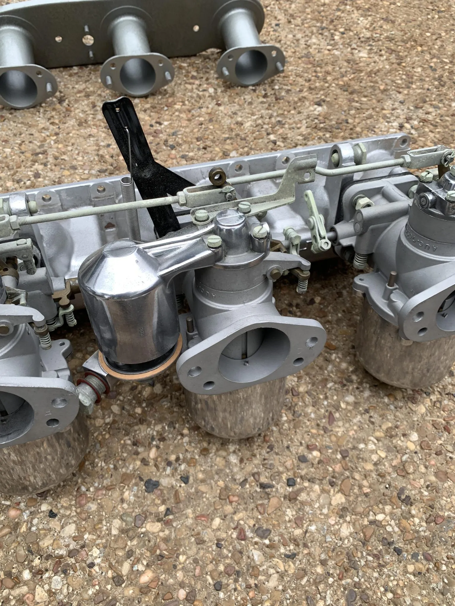 Three S.U. Carburetors and Intake Manifolds for Jaguar590 - Image 13
