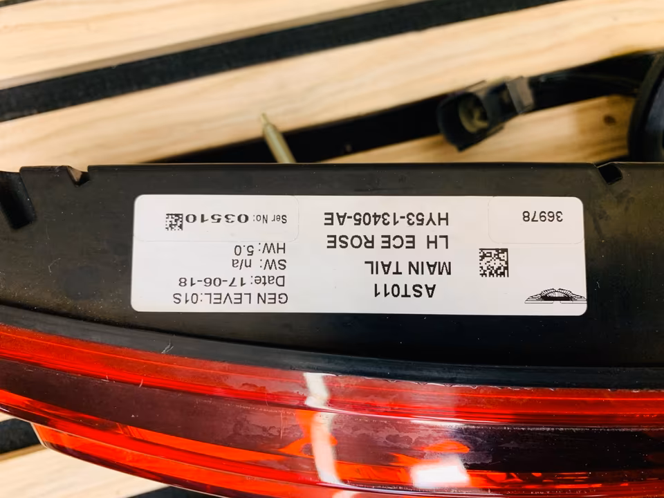 Aston Martin DB11 Taillight Left Right HY5313405AE HY5313404AE - Image 2