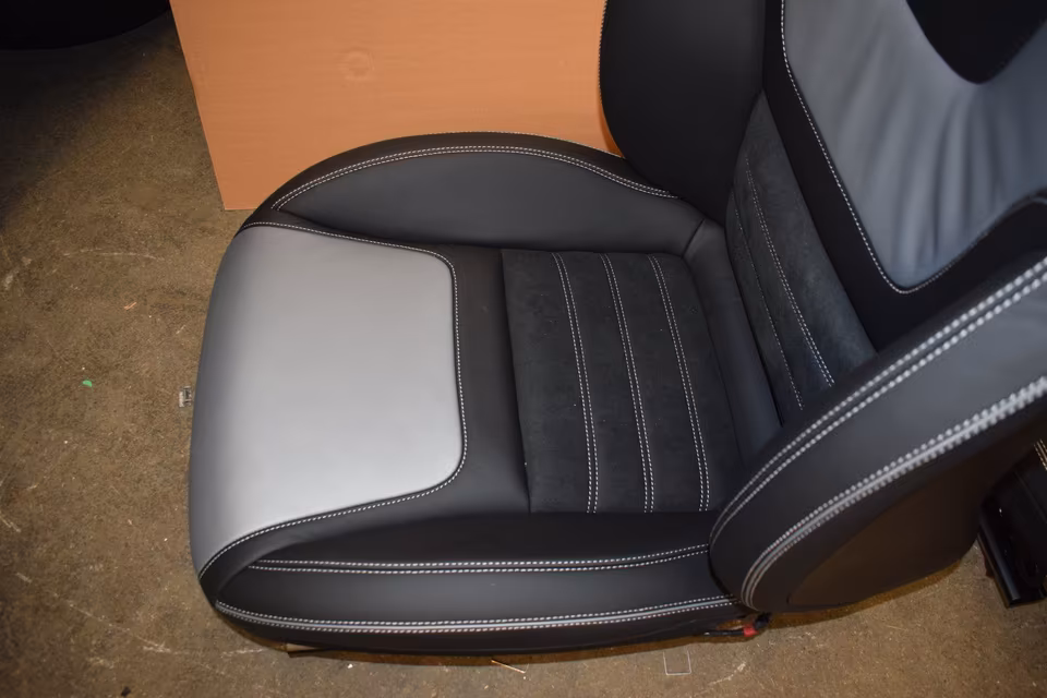Original Mercedes SLC R172 Leather Seats Final Edition Carbon Leather - Image 3