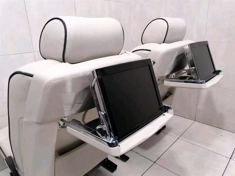 ROLLS ROYCE PHANTOM FRONT SEATS WITH TV / - Image 2