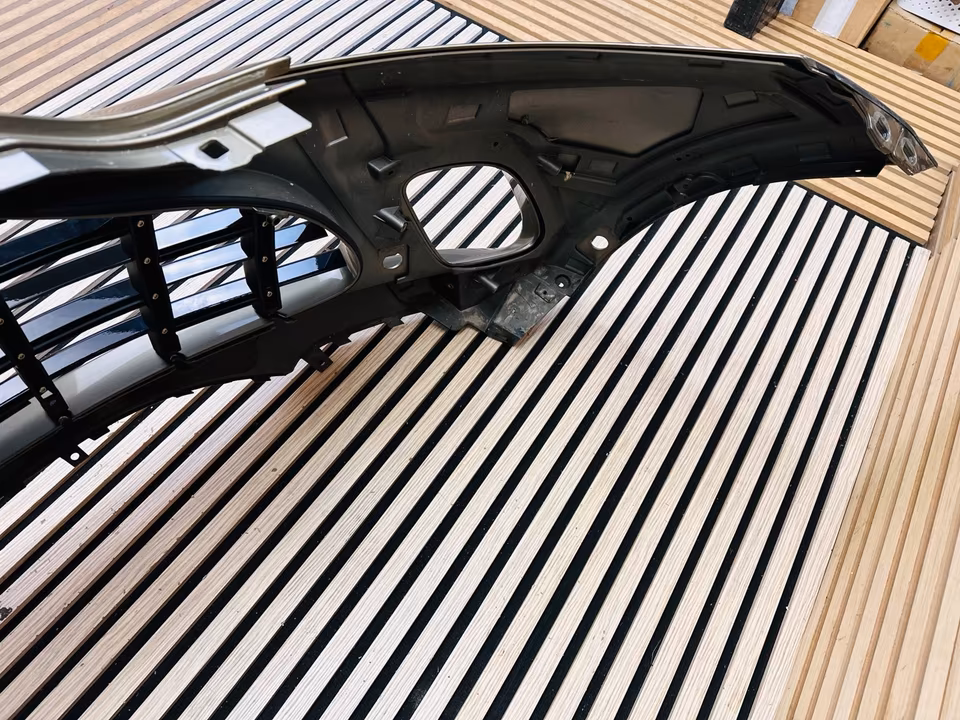 Aston Martin DBX Front Bumper Grille MY8317D957AD - Image 7