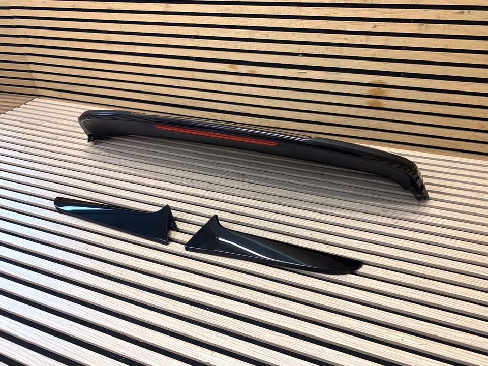Bentley Bentayga Tailgate Rear Spoiler 36A827933 - Image 13