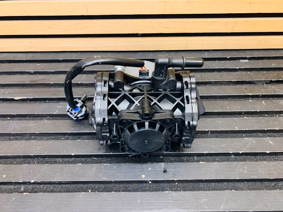 Aston Martin DB11 pump HY532C506AA - Image 2