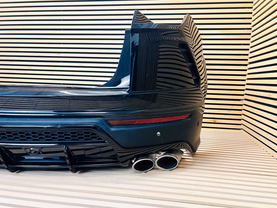 Lamborghini Urus Rear Bumper Tailpipes Diffuser - Image 10