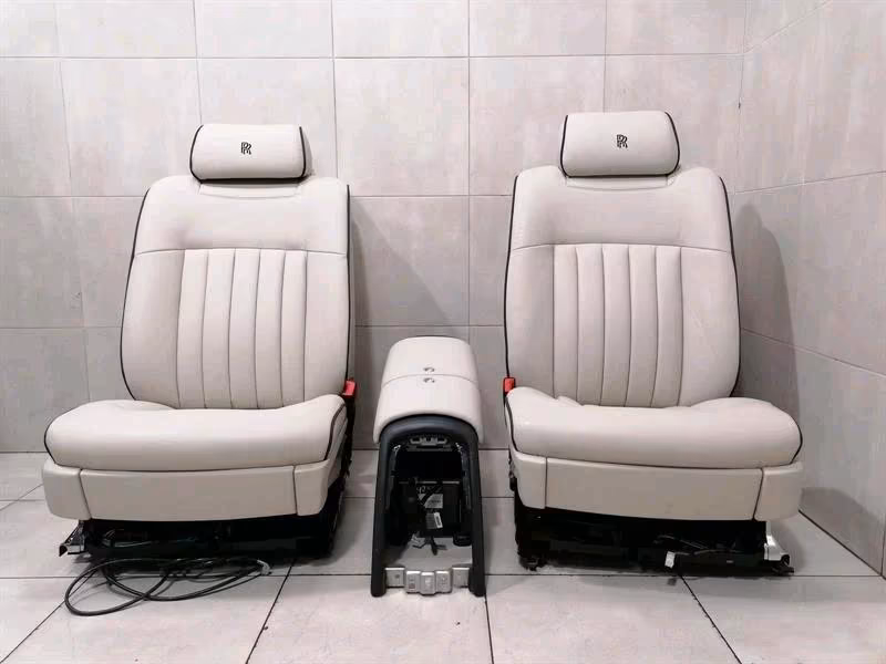 ROLLS ROYCE PHANTOM FRONT SEATS WITH TV / - Image 14