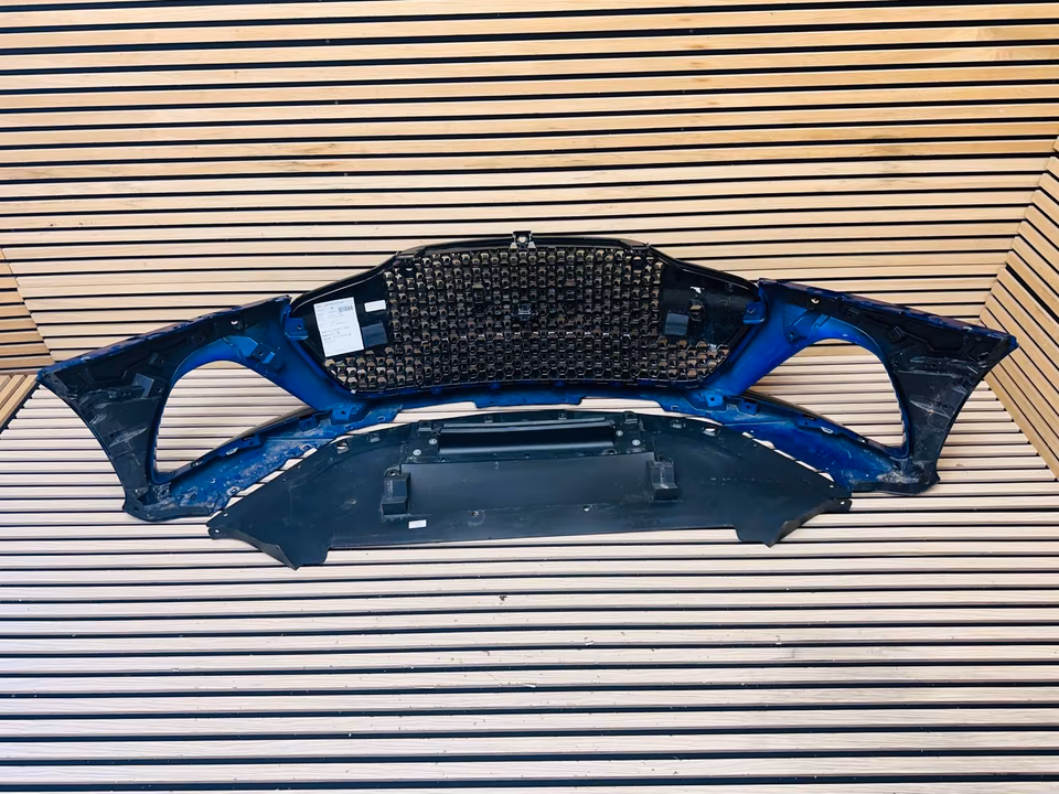 Aston Martin DBS Superleggera Front Bumper Grille KY7317D957A - Image 5