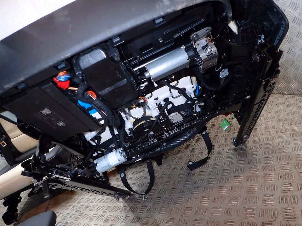 BENTLEY BENTAYGA LEATHER SEATS, HEATED AND VENTILATED SEATS 7 - Image 13