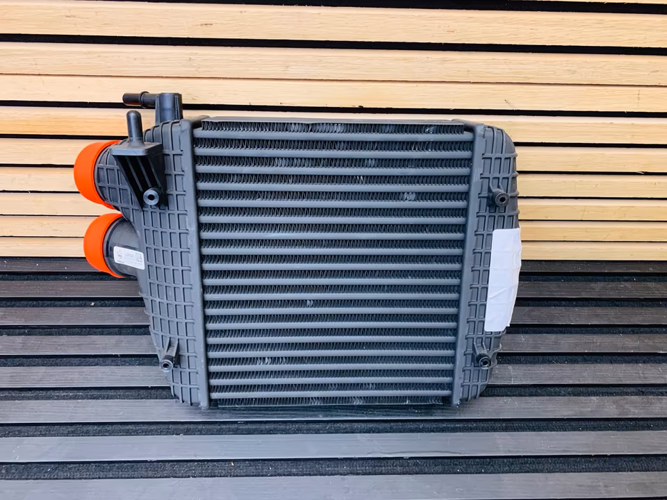 Maserati Levante Radiator Intercooler Right 670039135 - Image 3