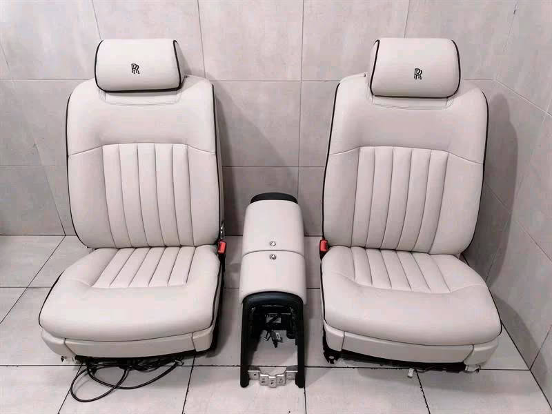 ROLLS ROYCE PHANTOM FRONT SEATS WITH TV /