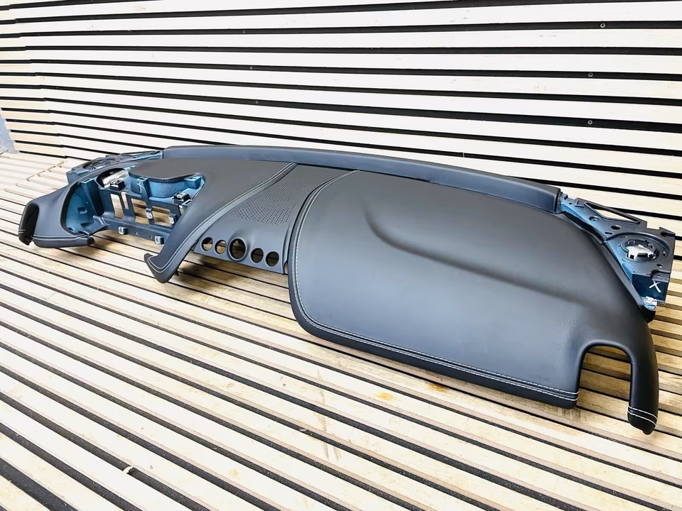 Aston Martin DBX leather dashboard - Image 9