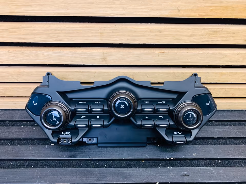 Aston Martin Vantage Control Panel KY6318C612BA - Image 6