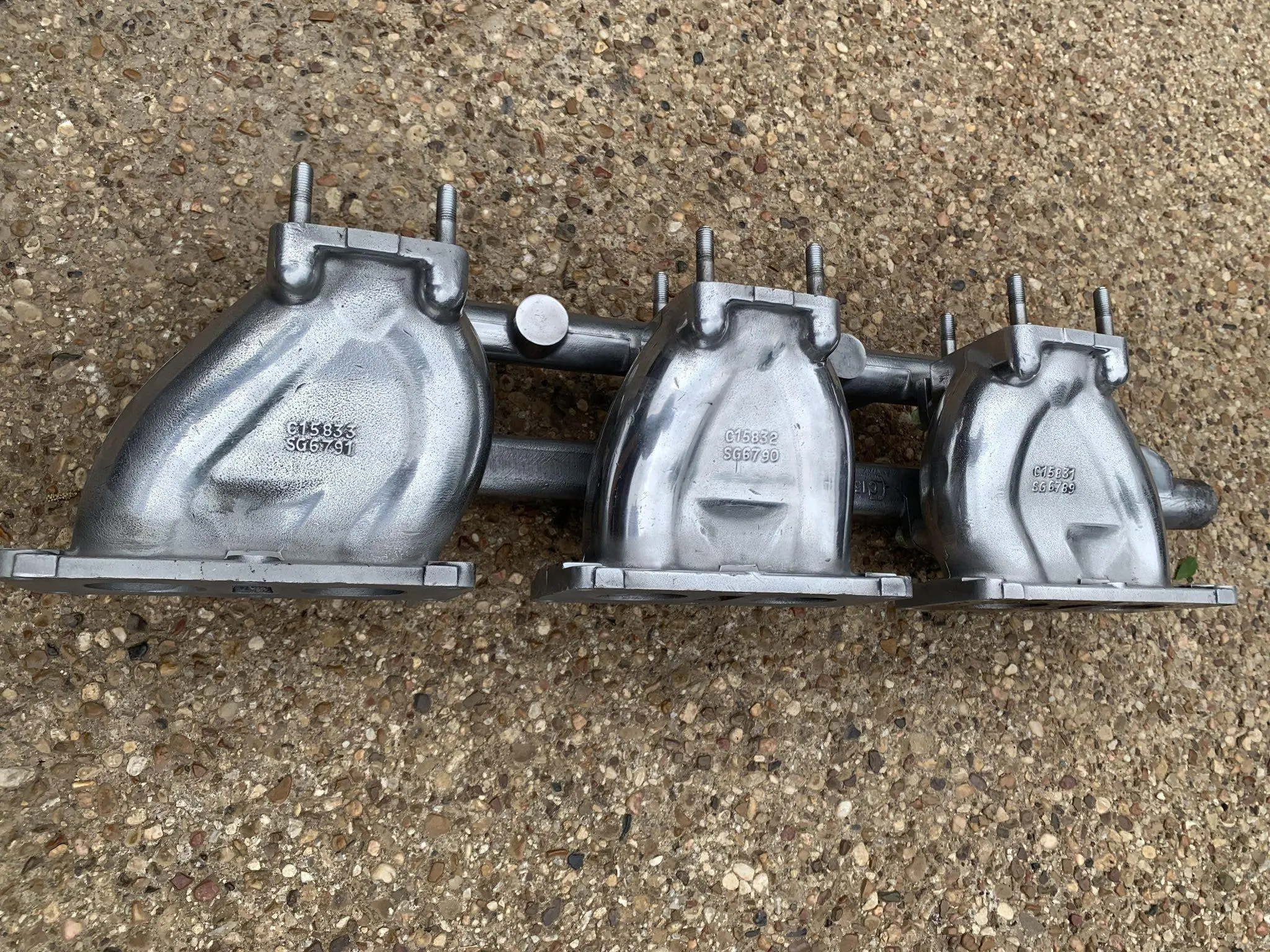 Three S.U. Carburetors and Intake Manifolds for Jaguar590 - Image 6