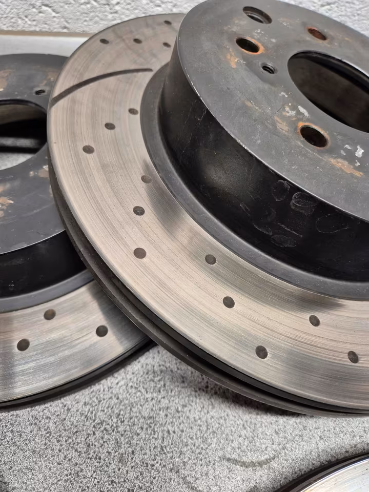 Nissan Skyline R34 GTR BNR34 EBC brake discs and pads - Image 3