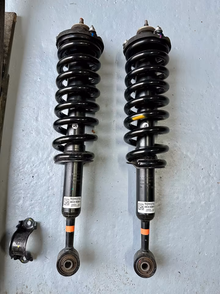 Toyota Hilux double cab, model year 2024, complete chassis - Image 8