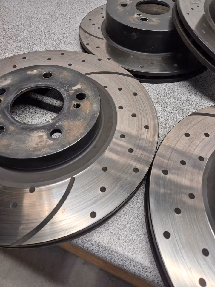 Nissan Skyline R34 GTR BNR34 EBC brake discs and pads - Image 5