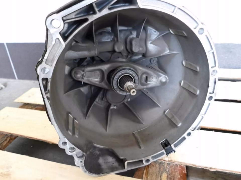 Manual transmission 2.0D B47 6-speed start/stop BMW E90 E91 318d 39,000 km - Image 2