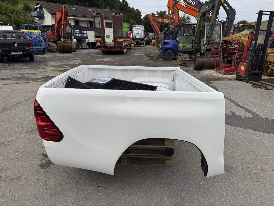 Toyota Hilux Double Cab flatbed - Image 12