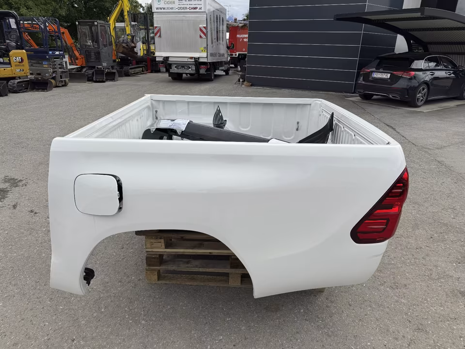 Toyota Hilux Double Cab flatbed - Image 8