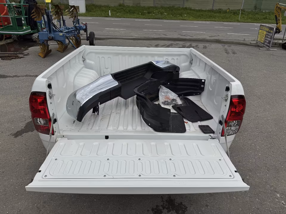 Toyota Hilux Double Cab flatbed - Image 5