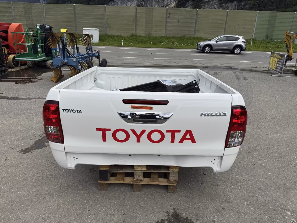 Toyota Hilux Double Cab flatbed - Image 14