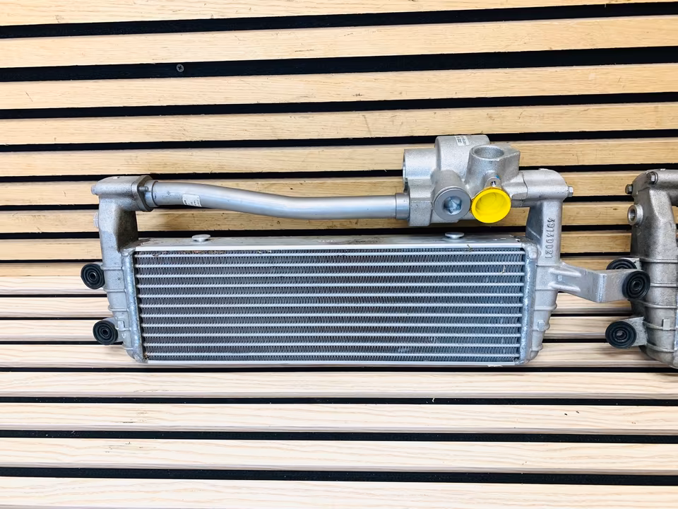 Lamborghini Huracan oil cooler 4S117015B - Image 8